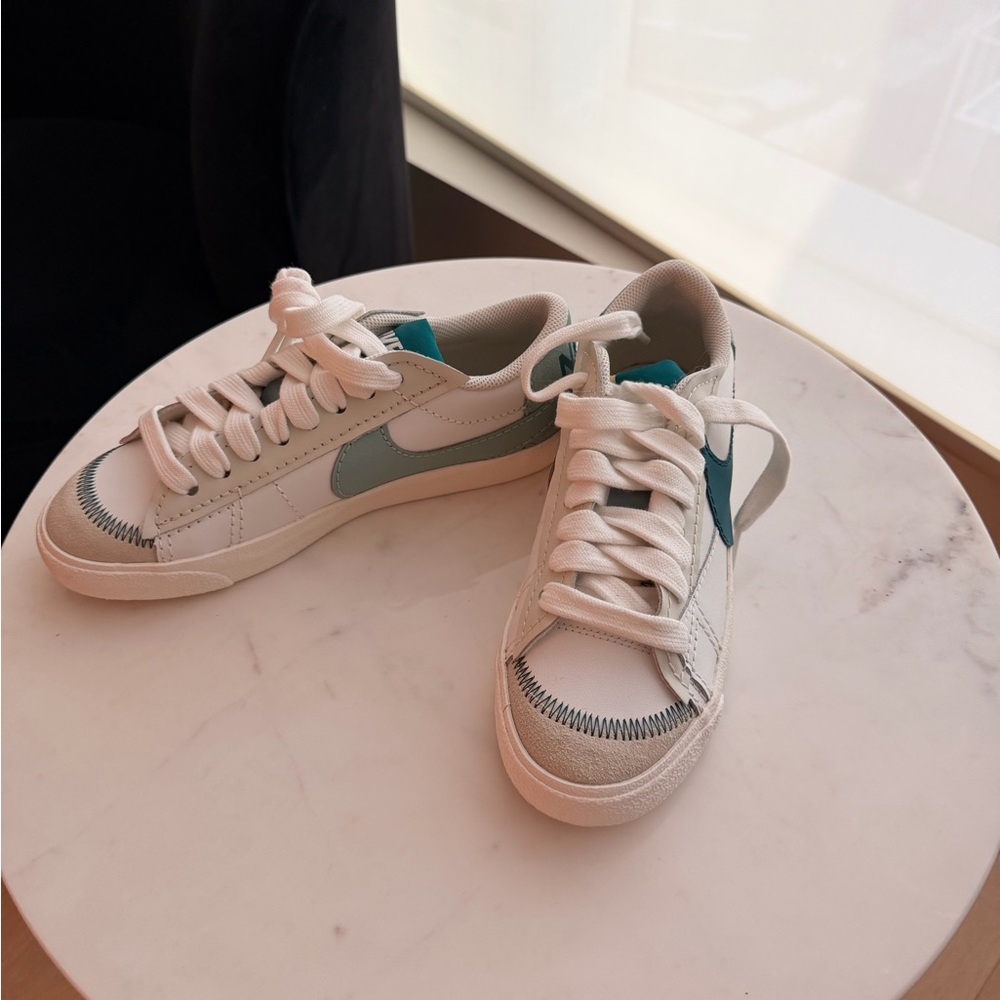 Nike White and Teal Sneakers size 8 never worn